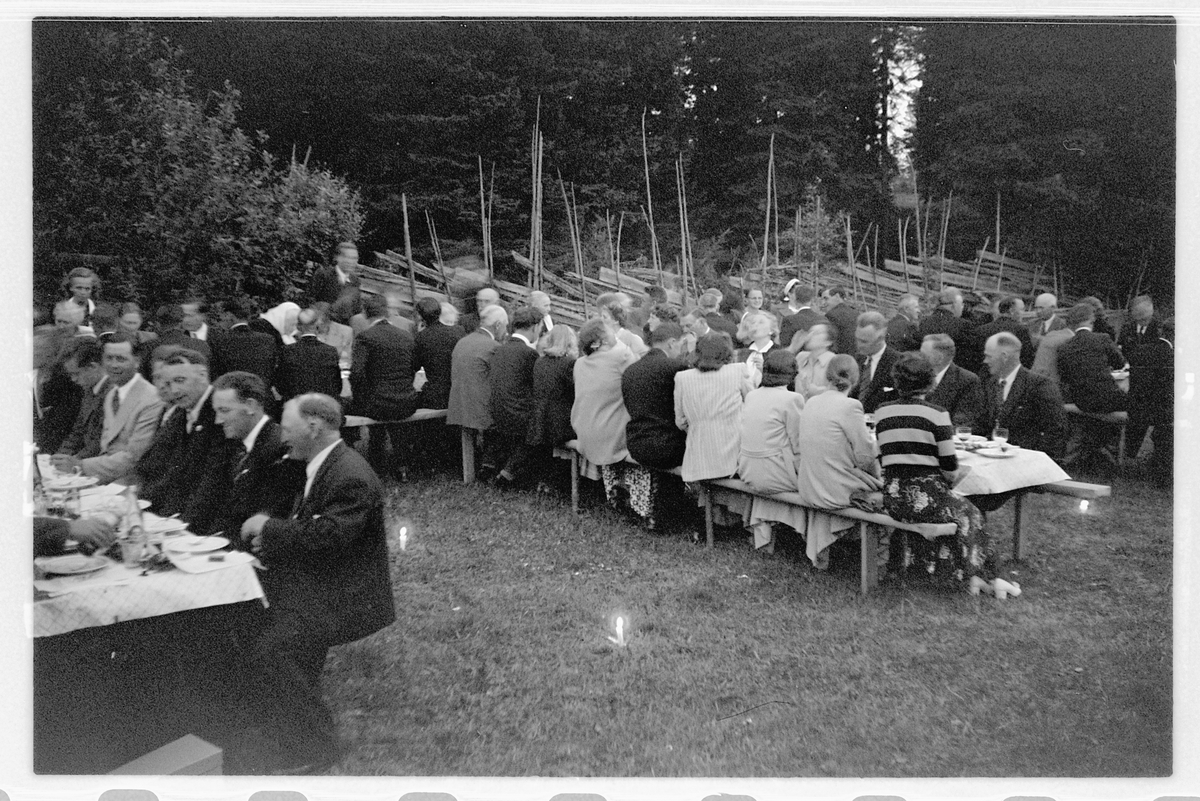 Håkon Prestkværn, Eksteriør, hage. Stor gruppe mennesker samlet rundt dekket bord.