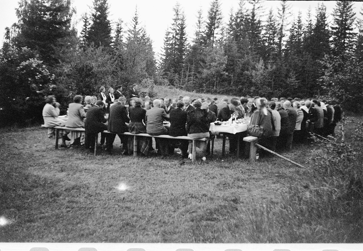 Håkon Prestkværn, Eksteriør, hage. Stor gruppe mennesker samlet rundt dekket bord.