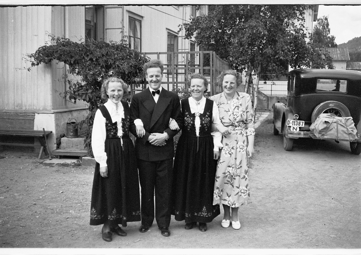 Håkon Prestkværn, Eksteriør, Brumunddal hotell. Ukjent mann med tre kvinner arm i arm. To av kvinnene i bunad. Bryllupsgjester, Brumunddal hotell
