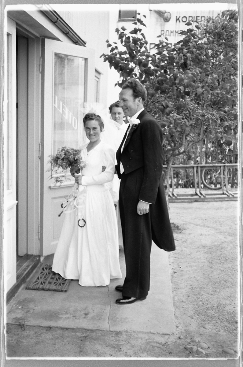 Håkon Prestkværn, Bryllup. Inngangen til Brumunddal hotell. Brudeparet på vei inn.