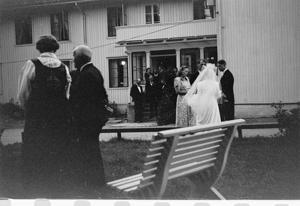 Håkon Prestkværn, Bryllup. Eksteriør fra Brumunddal hotell med brudepar og gjester. Bryllupsgjester, Brumunddal hotell