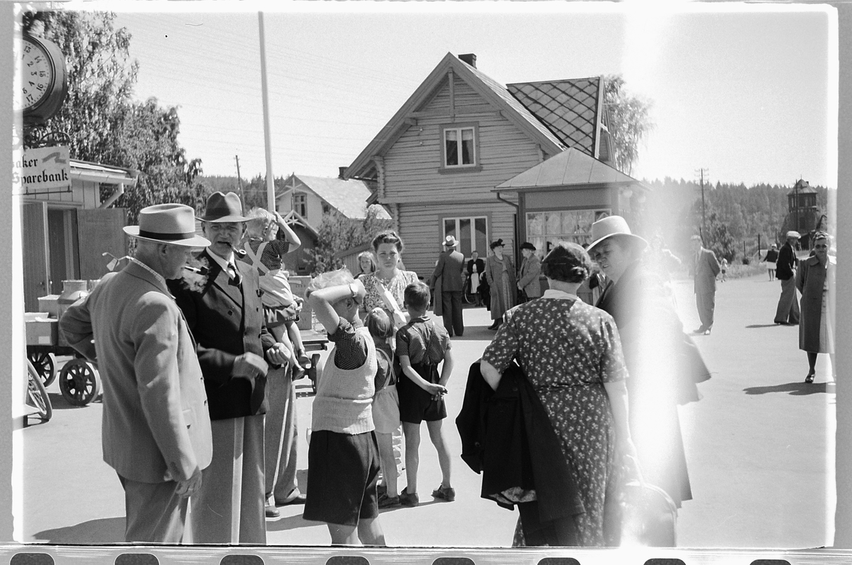 Håkon Prestkværn, MOELV JERNBANESTASJON, REISENDE PÅ PERRONGEN.