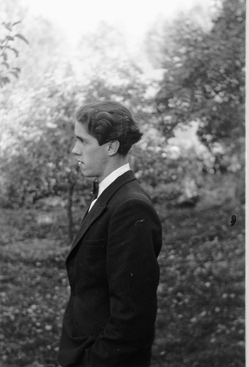 Håkon Prestkværn, Eksteriør, hage. Ukjent mann i dress.