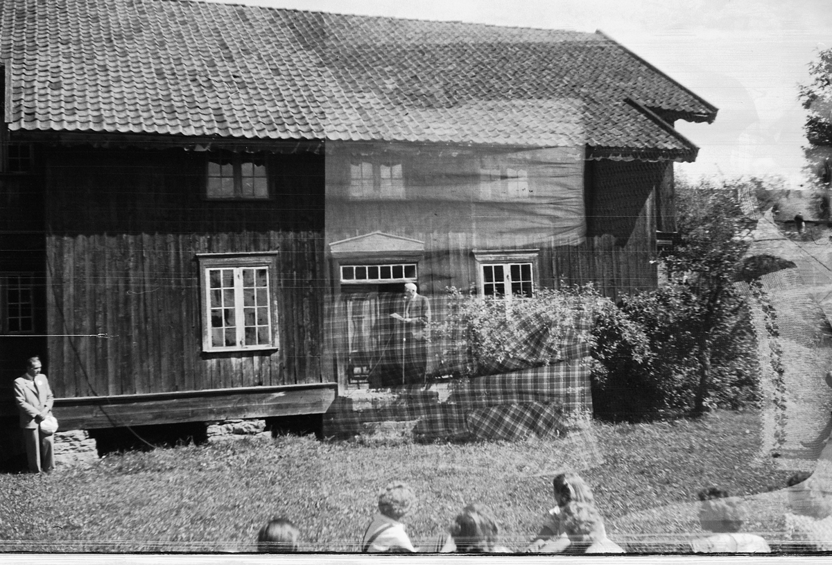 Håkon Prestkværn, HEDMARKSMUSEET, MANN HOLDER TALE FORAN BOLSTADBYGNINGEN.