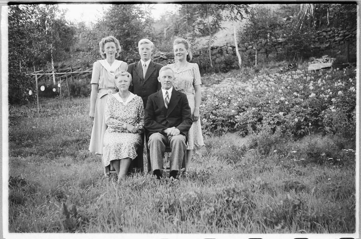 Håkon Prestkværn, Eksteriør, hage. Ukjent familiegruppe.