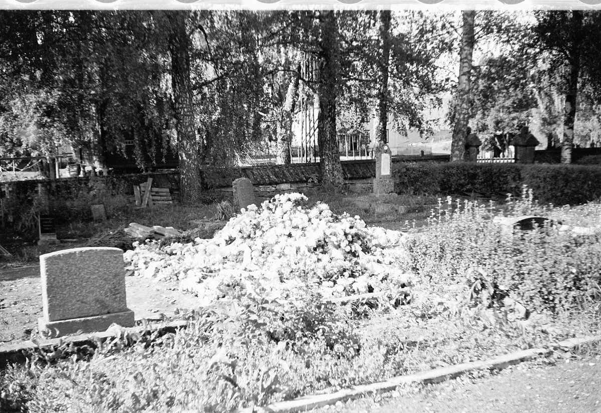 Håkon Prestkværn, En ny grav med blomsterkranser på en kirkegård.
