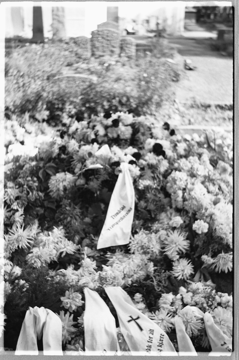 Håkon Prestkværn, En grav med blomsterkranser på en kirkegård.