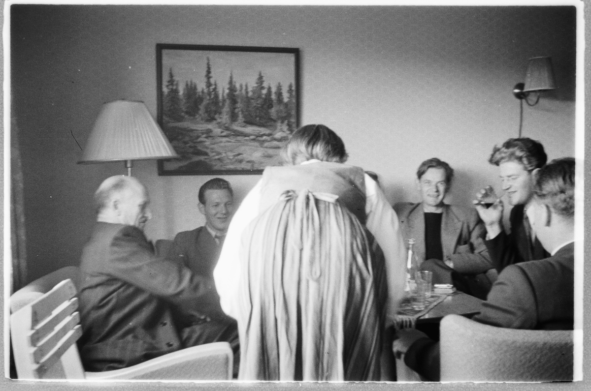 Håkon Prestkværn, Dalseter Høyfjellshotell i Espedalen Sør-Fron, Oppland, spisesal,serveringsdame,gjester.Mannen nr 2 f. h. er Ulf Sæhli.