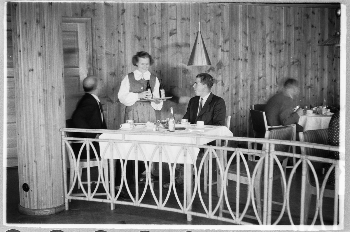 Håkon Prestkværn, Dalseter Høyfjellshotell i Sør-Fron, Oppland, spisesalen, serveringsdame,gjester.