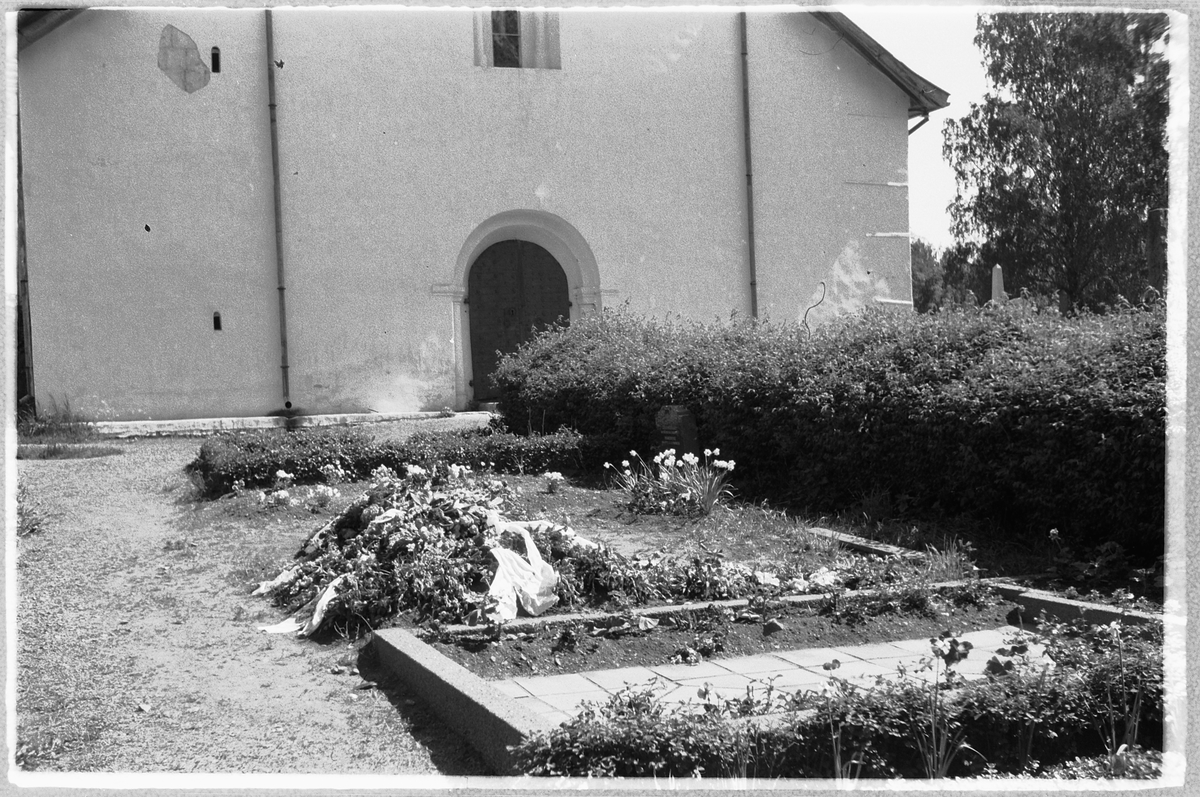 Håkon Prestkværn, En grav med blomsterkranser ved Ringsaker kirke.