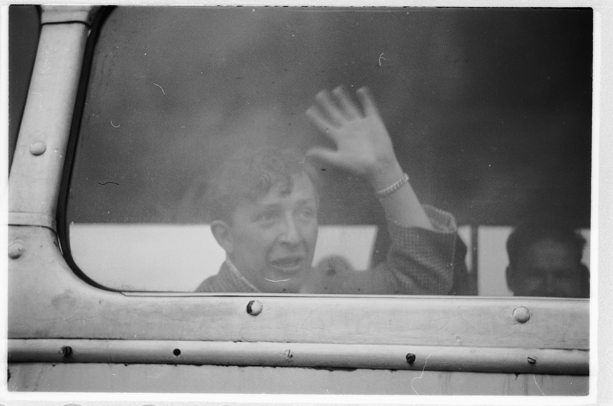 Håkon Prestkværn, D-2968, BUSSTUR FRA MOELV, ALF KRISTIANSEN VINKER.
