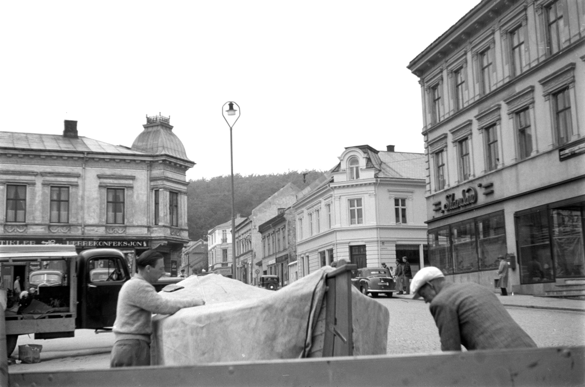 Håkon Prestkværn, LARVIK TORG. ØVERST MOT NORDVEST. VESTFOLD. Thirudgården til venstre, bygningen i midten og den til høyre er revet.