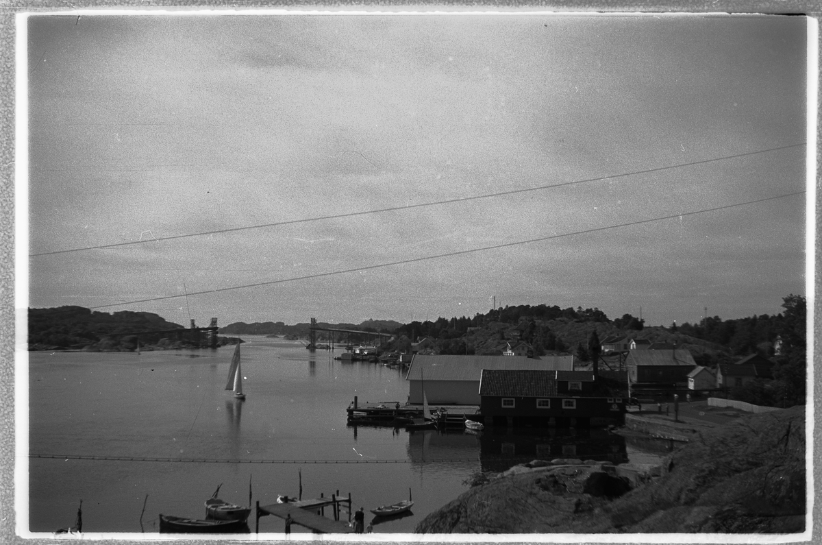 Håkon Prestkværn, RØSSESUNDBROA UNDER BYGGING, TJØME, VESTFOLD. Brua sto ferdig i 1952.