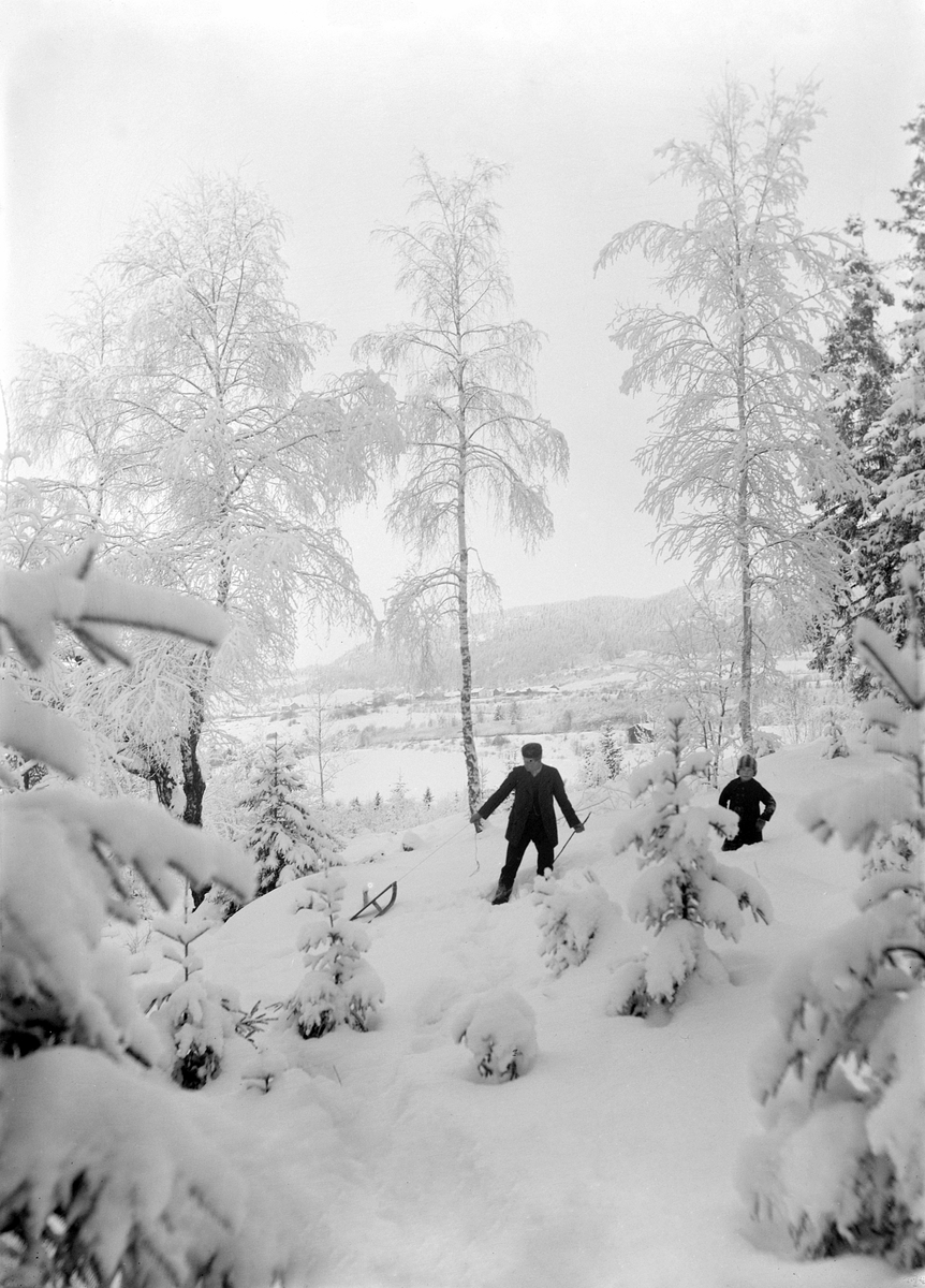 Kristoffer Horne, VINTERLANDSKAP PÅ FJELSTAD, RING, ukjent mann og gutt med kjelke.