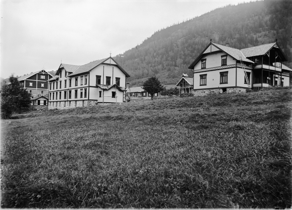 Kristoffer Horne, Eksteriør, gård.