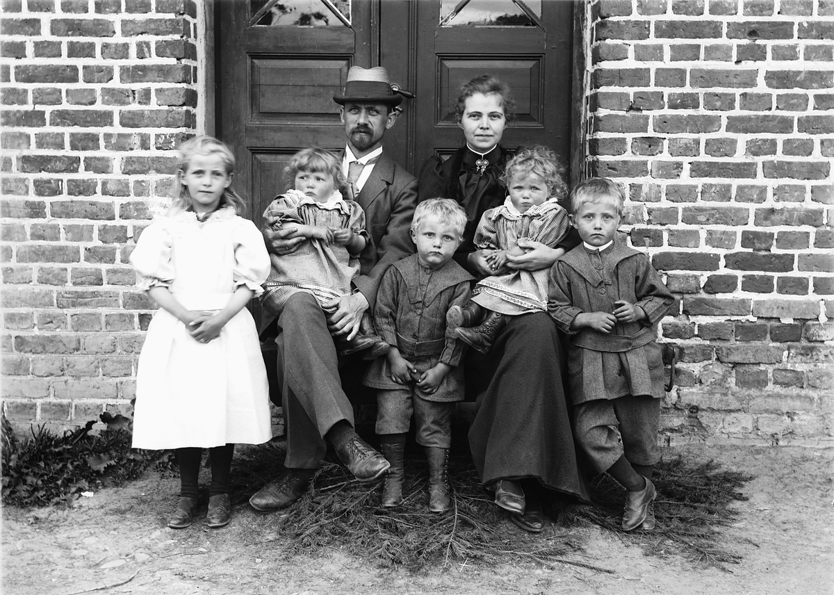 Kristoffer Horne, Ukjent familiegruppe på syv personer.