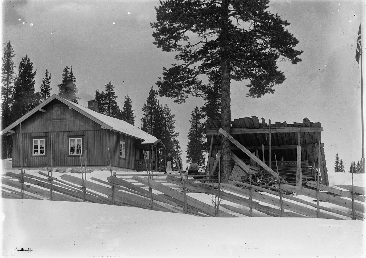 Kristoffer Horne, Eksteriør, hus med skigard.