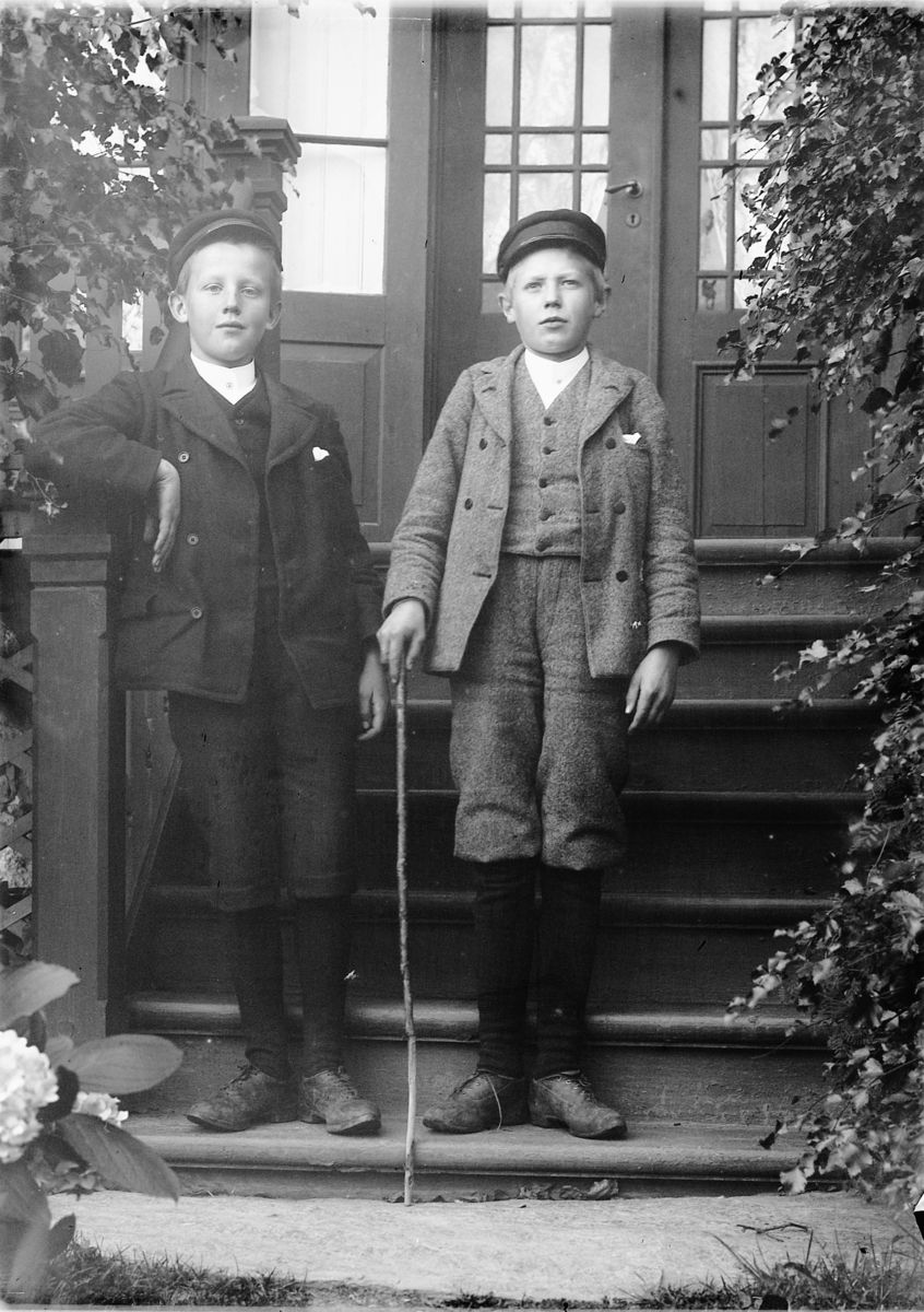 Kristoffer Horne, Gutter på Østre Fjelstad i Ringsaker. Gutten til høyre er Gunnar Anton Fjelstad, f. 25.02.1918, den andre gutten er ukjent.
