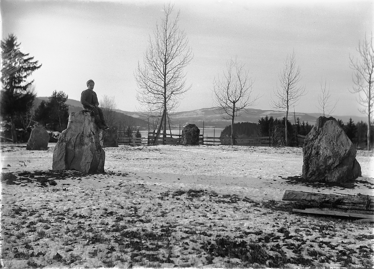Kristoffer Horne, FORNMINNE, Tolvsteinene, STEINSETTING PÅ RING i Ringsaker.