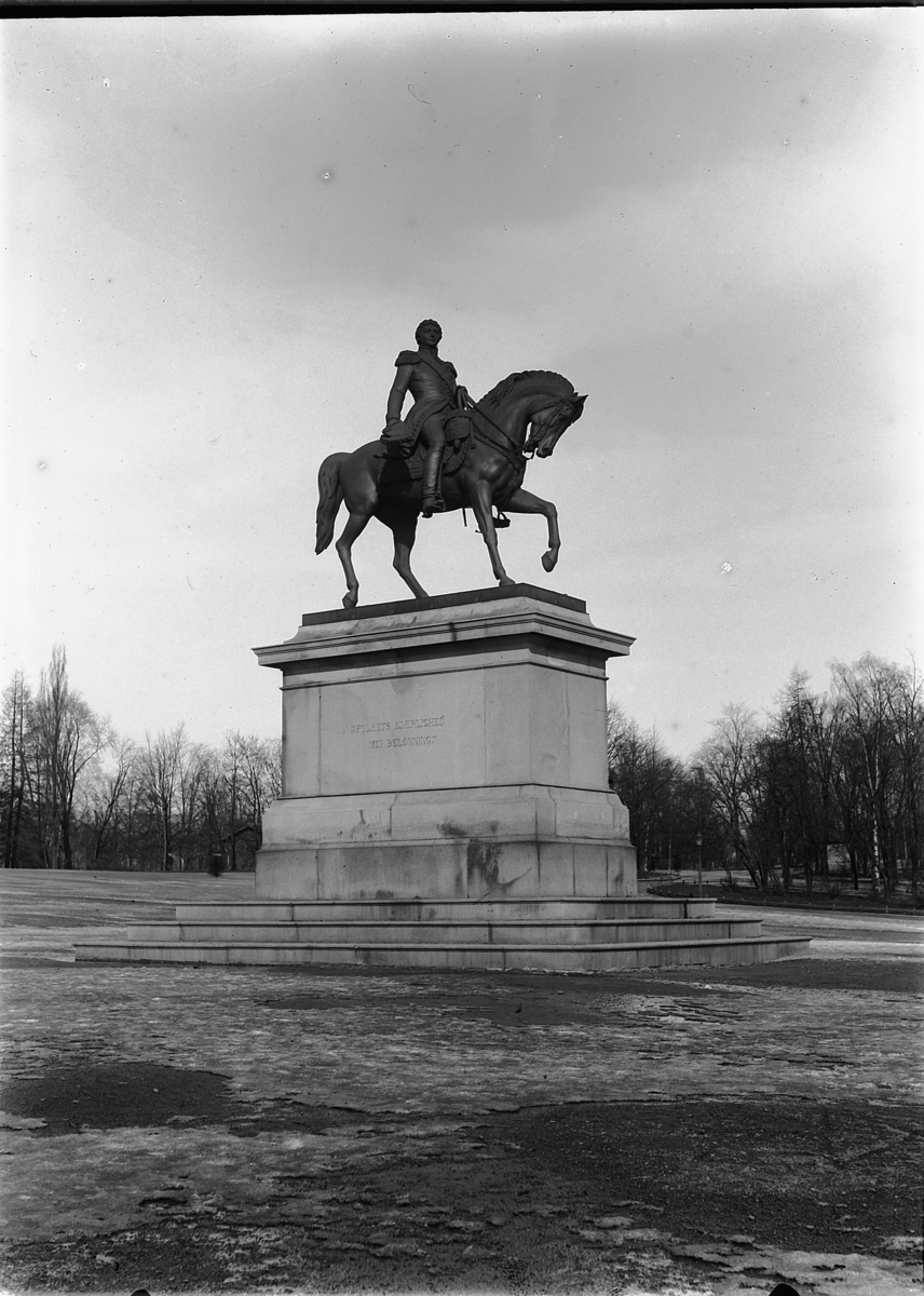 Kristoffer Horne, STATUE AV CARL JOHAN, SLOTTSPLASSEN, OSLO.