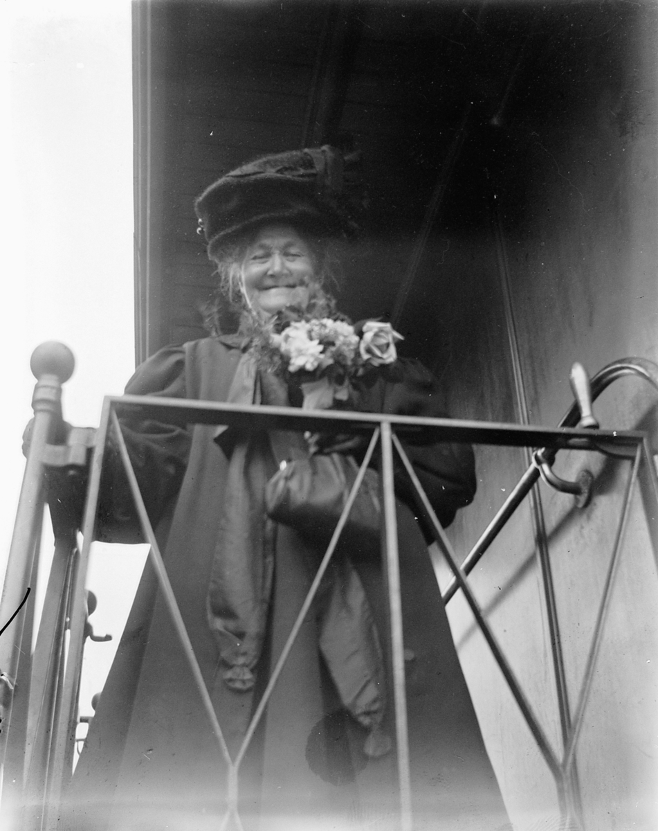Johs. (Johannes) Johannessen, Botilla Morbech, togvogn, reise.