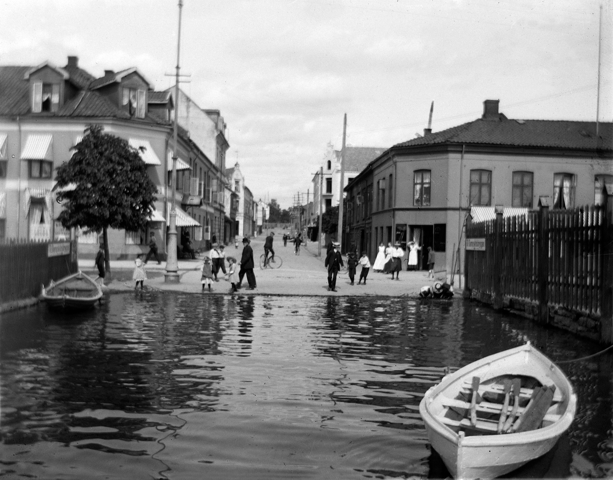 Johs. (Johannes) Johannessen, Flom i Mjøsa 1927, Victoriaundergangen, Strandgata, Enggata, gateparti, robåt, Hamar.