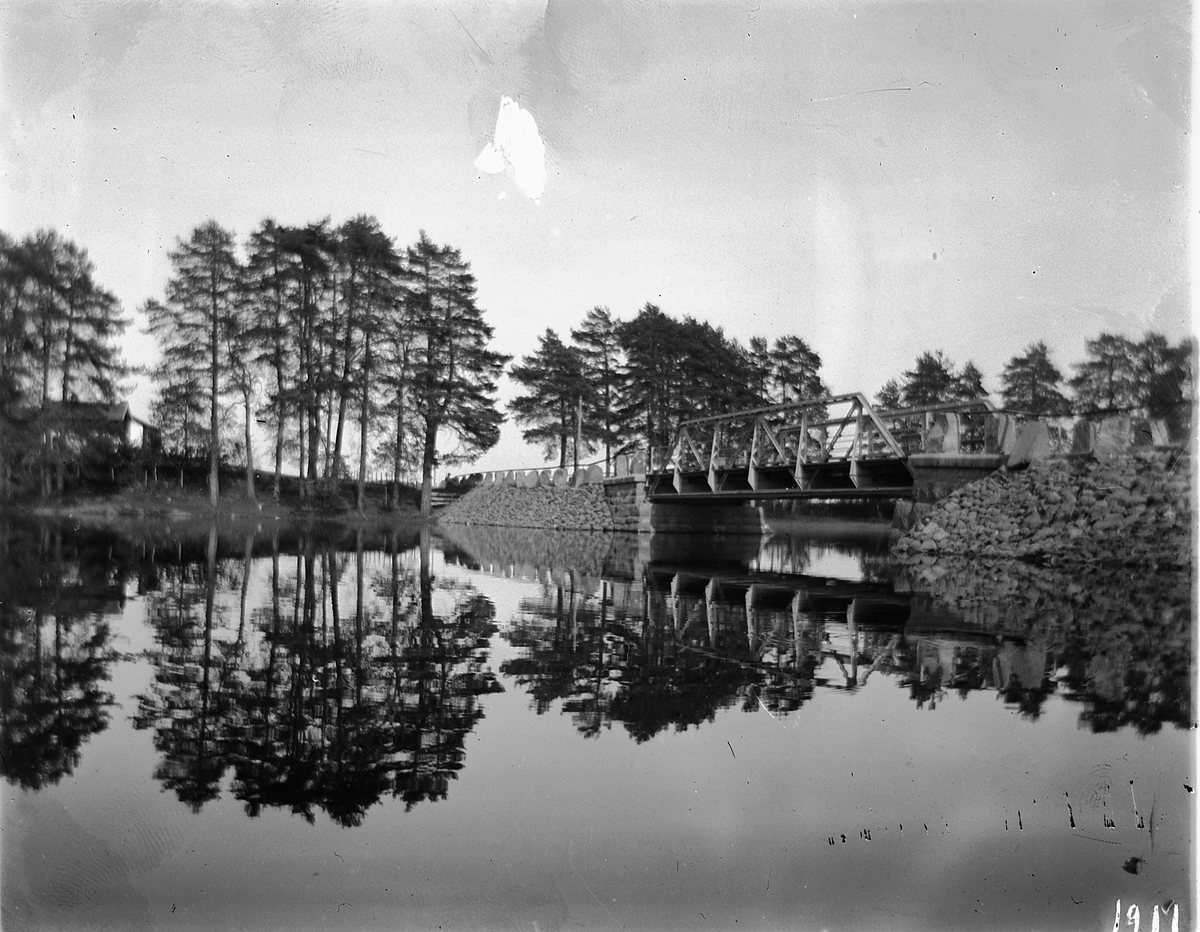Johs. (Johannes) Johannessen, Disen bro, vegbru,vannspeiling, Flagstadelva, Mjøsa. 1911.