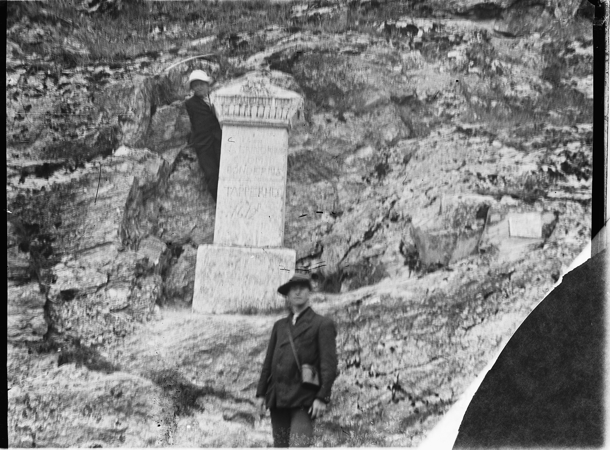Johs. (Johannes) Johannessen, Aagot Johannessen, Johs Johannessen ved en minnestein over Bøndernes tapperhed i Gudbrandsdalen, slaget ved Kringen i 1612.