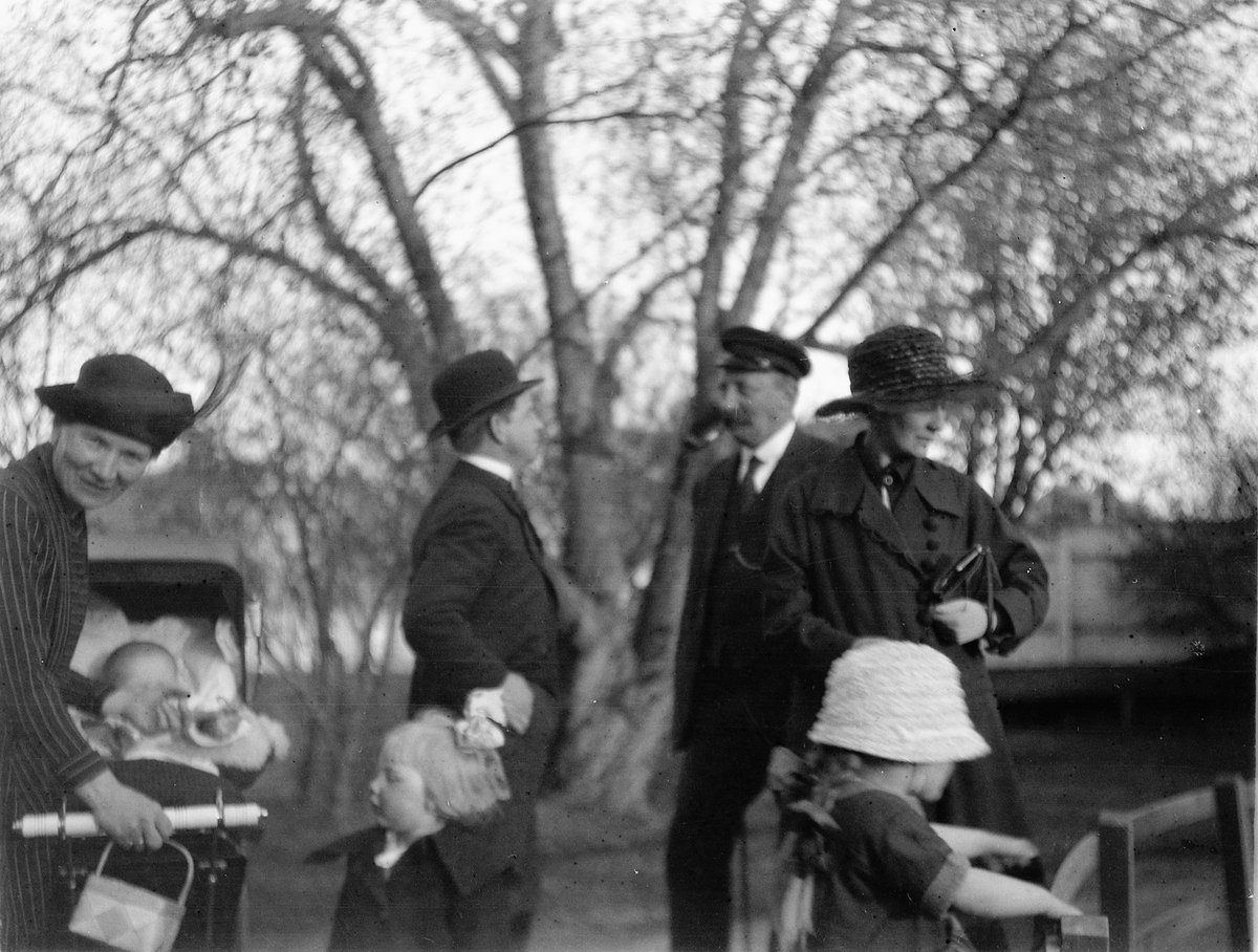 Ragnvald Andersen, Ukjent gruppe mennesker i en park.