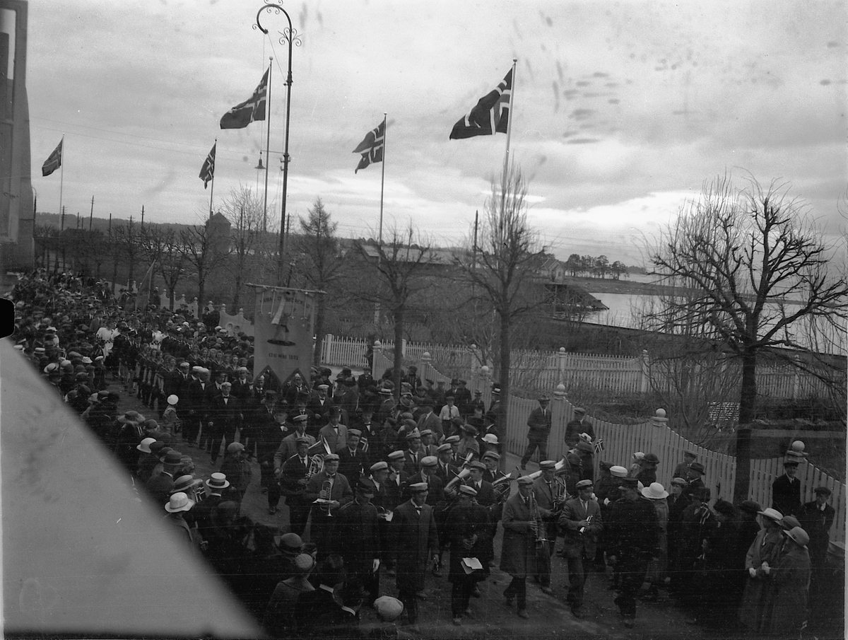 Ragnvald Andersen, 17. mai tog i Strandgata i Hamar.