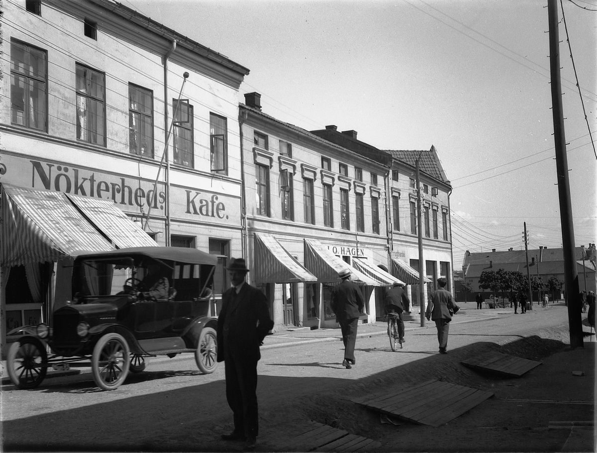 Ragnvald Andersen, Gatelivsbilde. Nøkterheds Kafe. Torggata, Hamar. Bil.