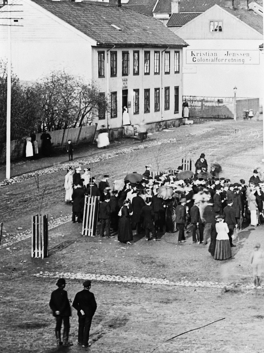 Hans Emil Erichsen, Stortorget i Hamar. Oplandske hotell. Ansamling av folk på torget. Folkemøte. Utsnitt av HHB-8689.