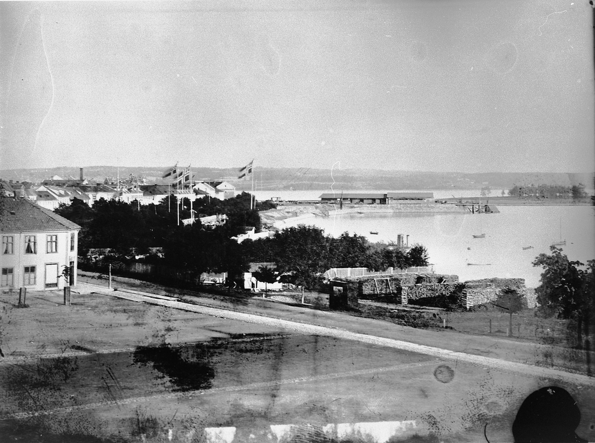 Hans Emil Erichsen, Stortorget, Strandgatehagene og jernbanebrygga. Vedlager ved brygga. Utsikt mot Tjuvholmen.