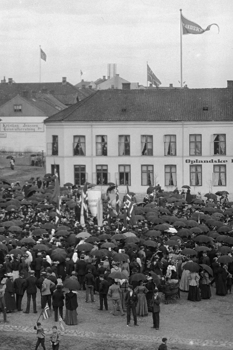 Hans Emil Erichsen, Stortorvet i Hamar 1893. Ansamling av folk foran Oplandske Hotel. Demonstrasjon for "Almindelig stemmerett". Utsnitt av HHB-08676.