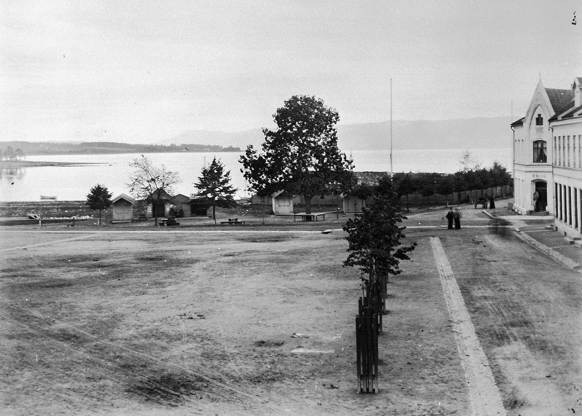 Hans Emil Erichsen, Stortorget i Hamar. Salgsboder ved kanalen. Fiskeboder.