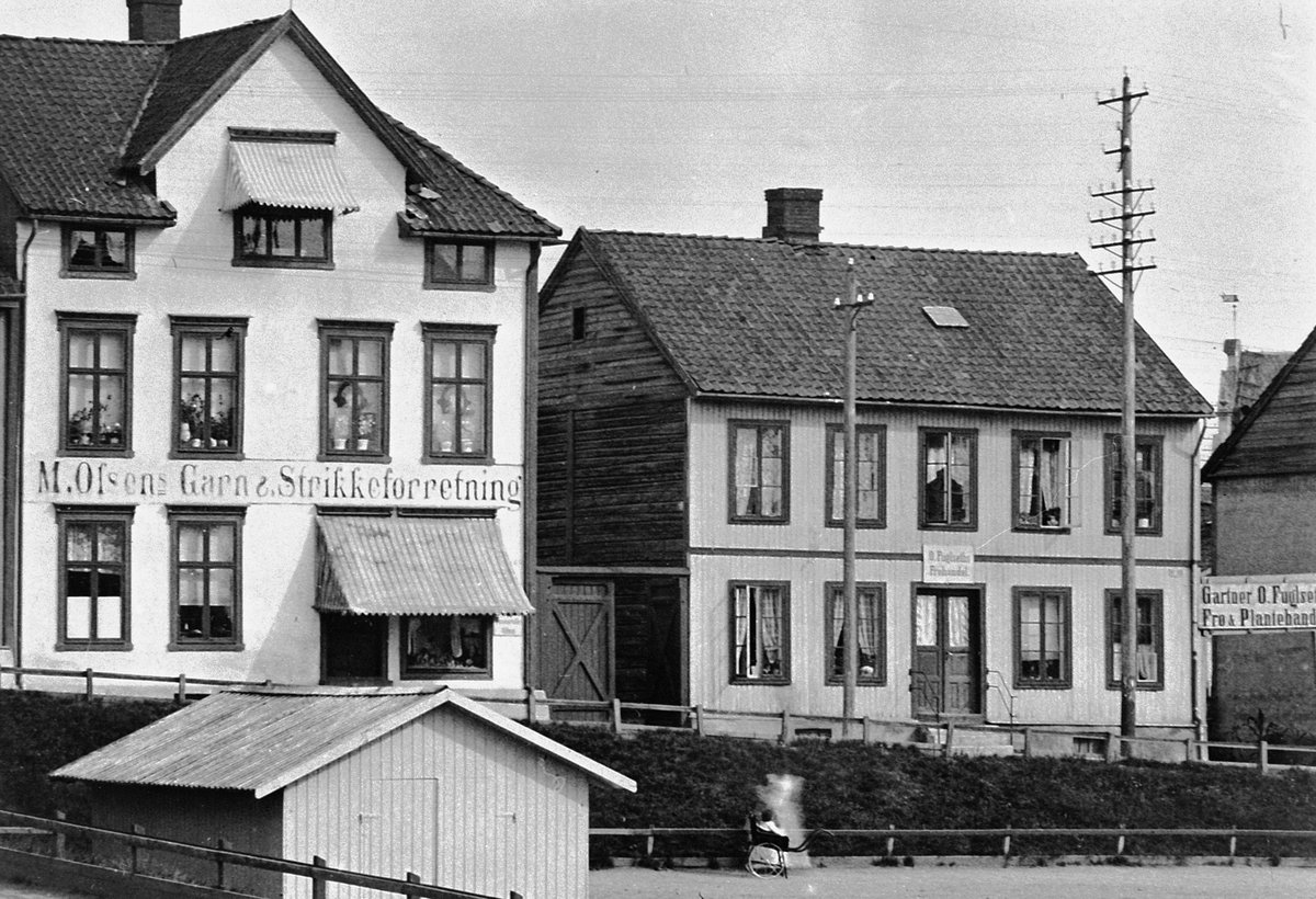 Hans Emil Erichsen, Østre torg. Bebyggelsen langs Grønnegata i Hamar. M.Olsens Garn & Strikkeforretning. O. Fuglseths Frøhandel.