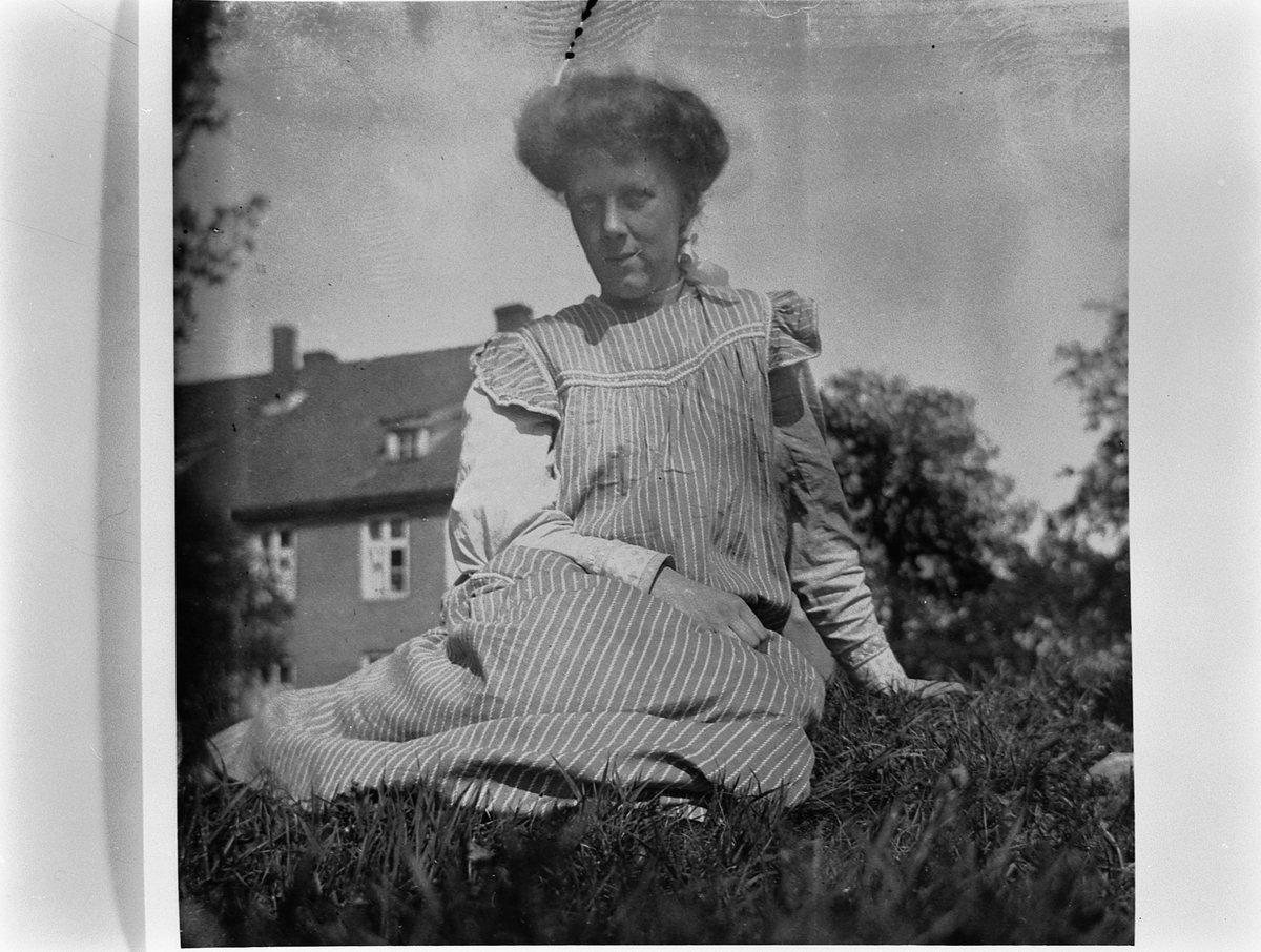 Hans Emil Erichsen, Ukjent kvinne ute.