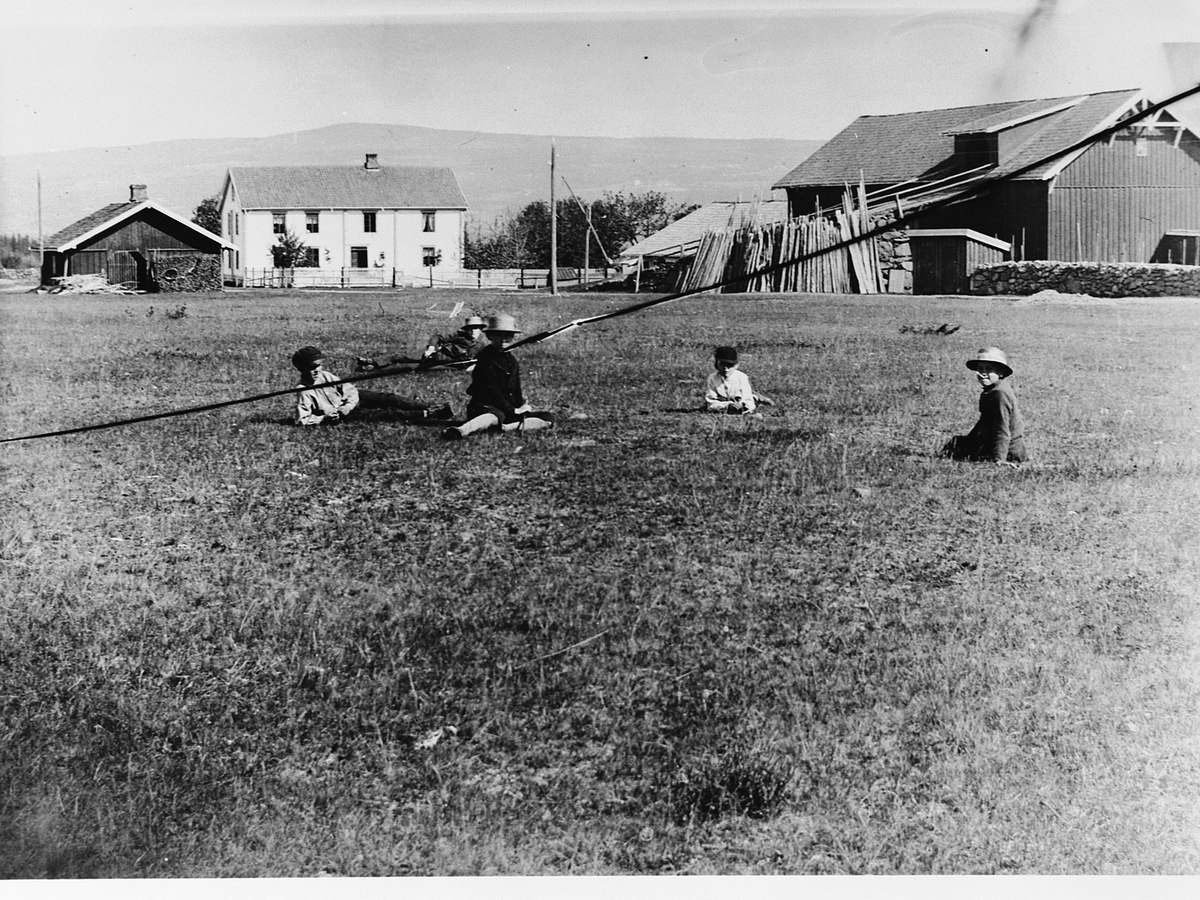 Hans Emil Erichsen, Stafsberg gård, Furnes, Ringsaker. Barn i forgrunnen.