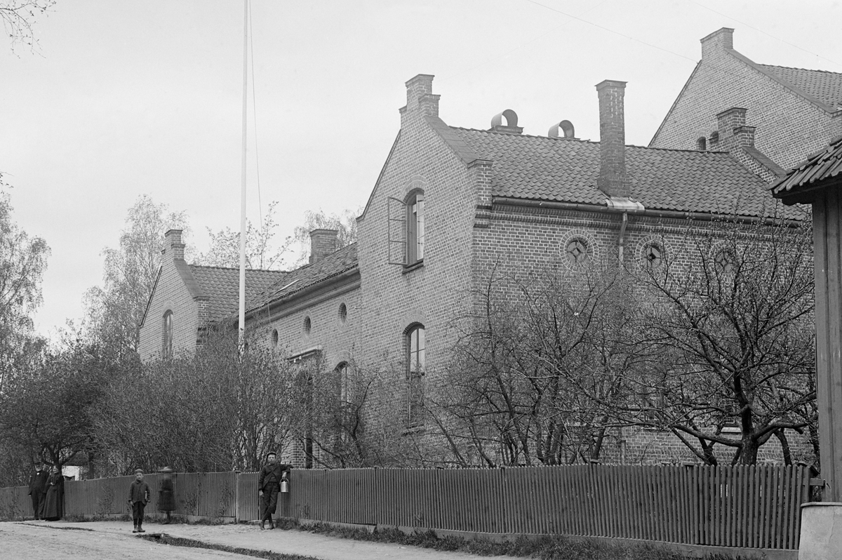 Hans Emil Erichsen, Hamar kretsfengsel. Distriktsfengselet i Grønnegata 131 stod ferdig i 1864. Folk i gata. Gutt med melkespann.