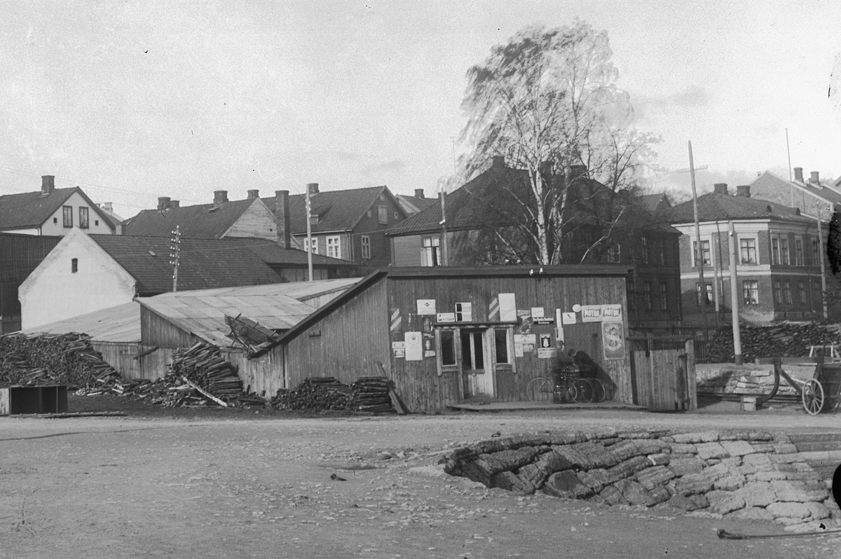 Hans Emil Erichsen, Hamar Brygge med pakkhus og ekspedisjon. Bebyggelsen i Vestbyen i bakgrunn.