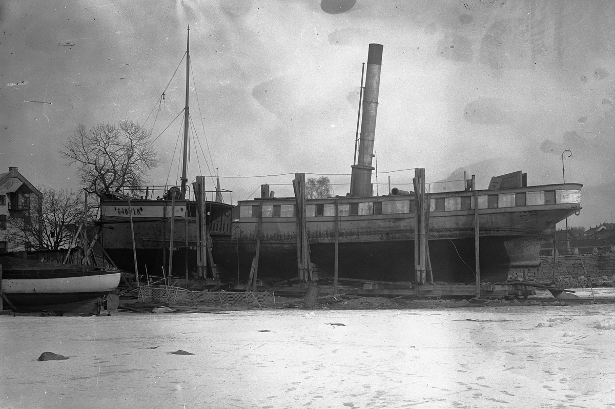 Hans Emil Erichsen, Hamar Brygge, Høiensalodden. Mjøsbåten D.S. Gjøvik i vinteropplag på slippen. Reperasjon etter forliset i 1912.