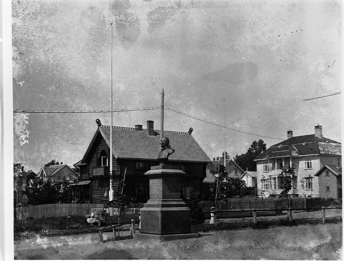 Hans Emil Erichsen, Sagatun i Hamar. Byste av biskop Halvor Olsen Folkestad ved Hamar Domkirke.