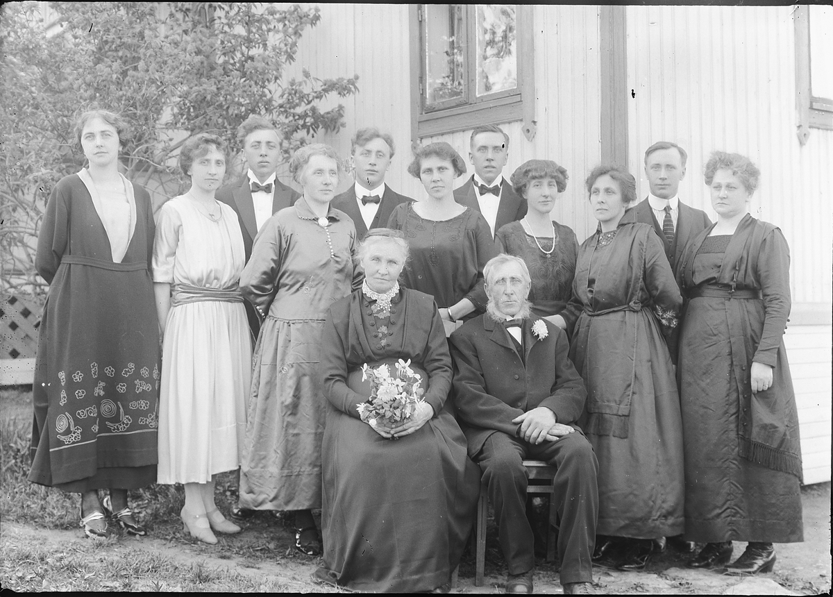 Oscar Løberg, Gruppe, kvinner og menn. Lina og Bernt Hansen, Sydhagen, Ottestad i Stange. Barna f. v: Ingeborg, Ninni (USA), Magnus, Martha Karlsen, Ole, Eli Jørgensen (USA), Harald, Helga Helmers (USA), Lina Karlsen, Bernhard Hagen (USA) og Julie Krogstad.