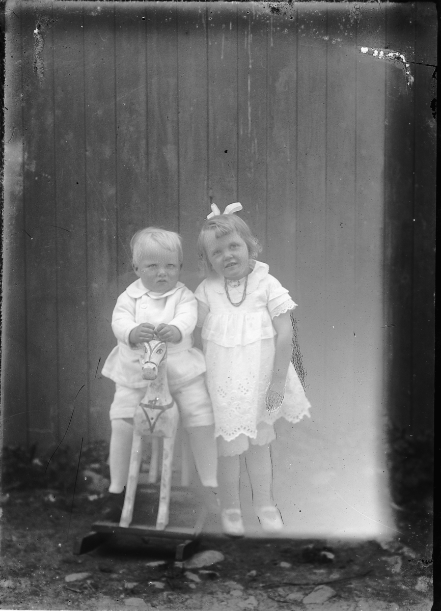 Oscar Løberg, F. V. RAGNAR SANNERUD PÅ GJYNGEHEST, OG BERTHA MARIE SANNERUD, GIFT PABSDORFF. BILDET ER TATT CA. 1923 PÅ FREMSTAD HOS KJØPMANN ERLING SANNERUD.