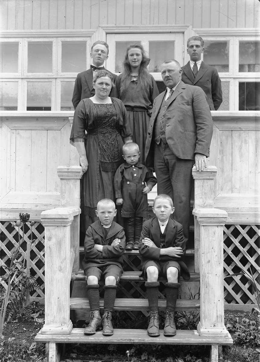 Simen Baardseth, JULIUS OLSEN, FAMILIEGRUPPE PÅ 8, PÅ TRAPPA TIL PRIVATBOLIGEN, JULIUS OLSEN EIDE STRØMMEN BRUK, MOELV.