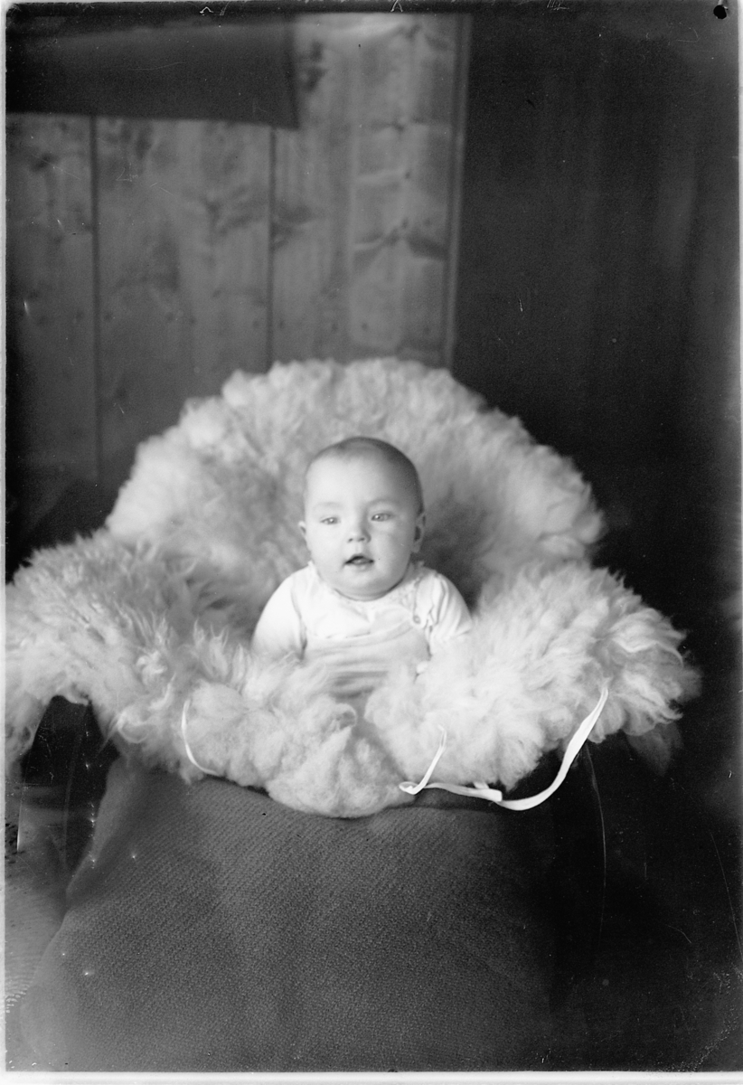 Simen Baardseth, Ukjent baby i skinnpose.