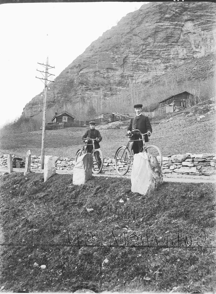 Simen Baardseth, Simen Baardseth og en gutt på sykkeltur i Gudbrandsdalen. Stabbesteiner.