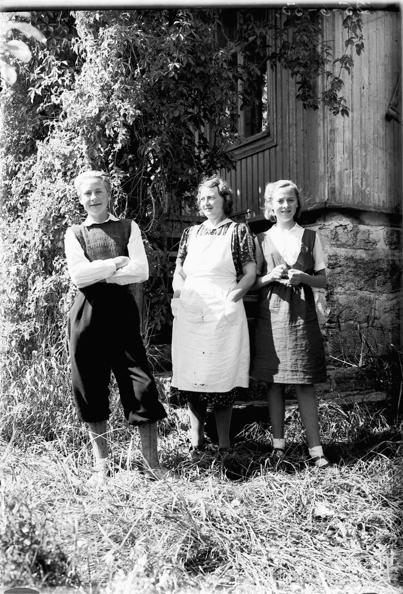 Simen Baardseth, Ukjente personer foran et hus.