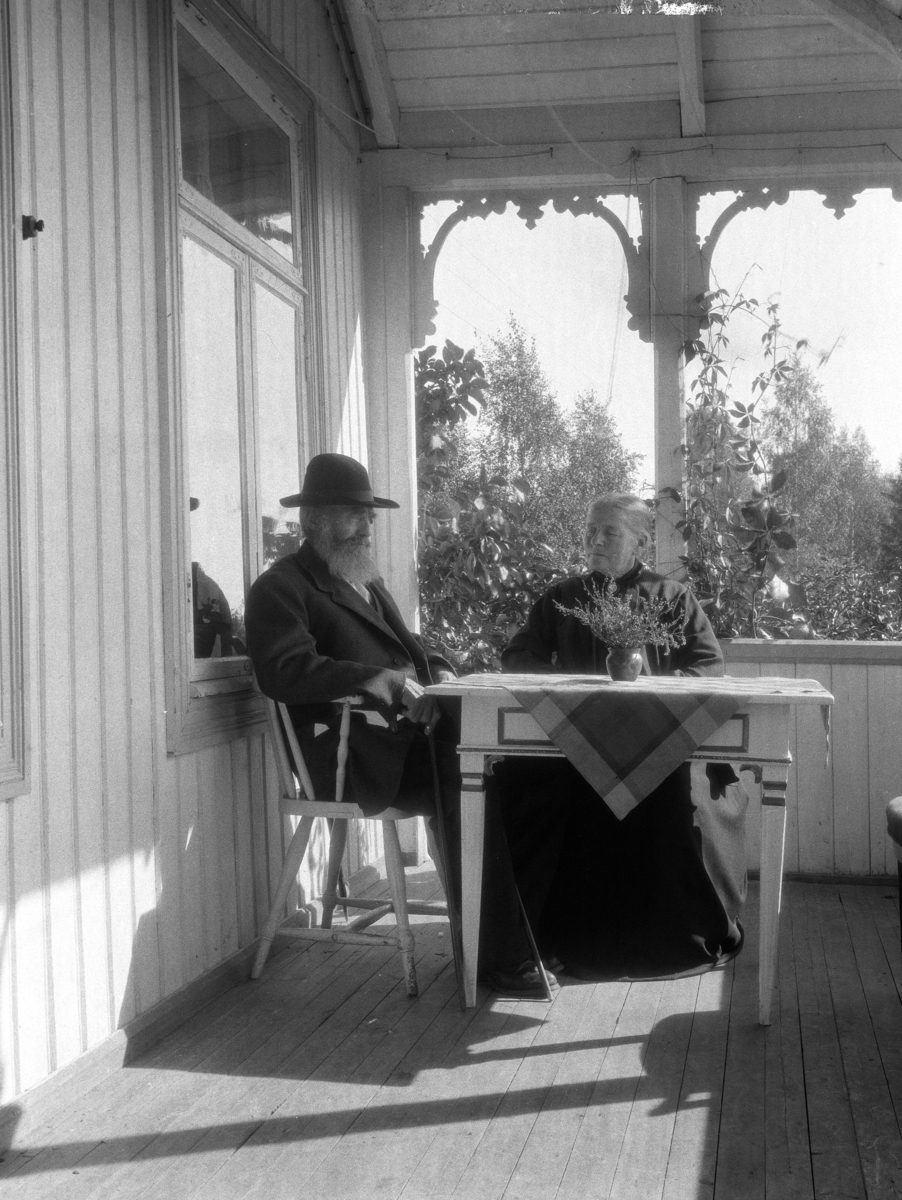 Kristian Heramb, Ukjent eldre mann og kvinne på verandaen. Billerud? Andreas Heramb t. v?