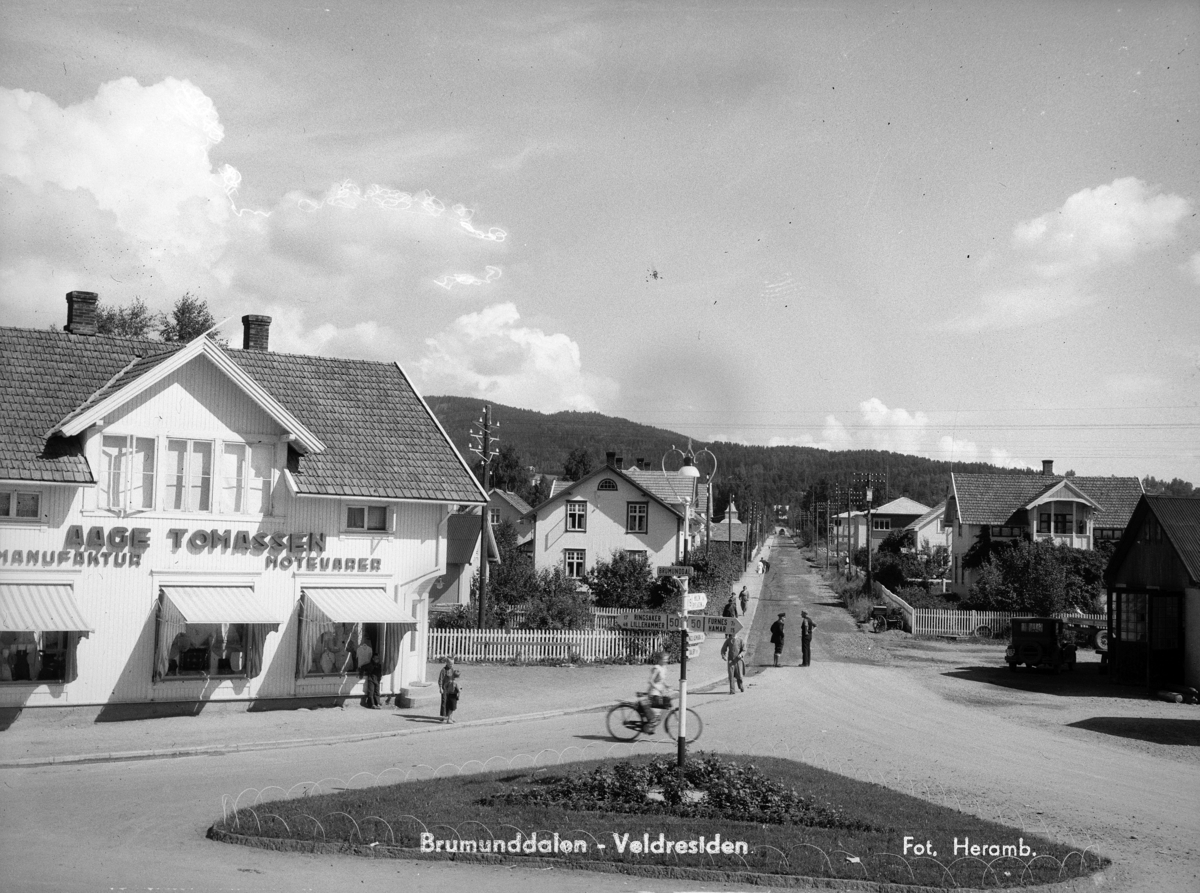 Kristian Heramb, BRUMUNDDAL SENTRUM, VELDRESIDEN, BERGER LANGMOENS VEG, AAGE THOMASSENS BUTIKK.
